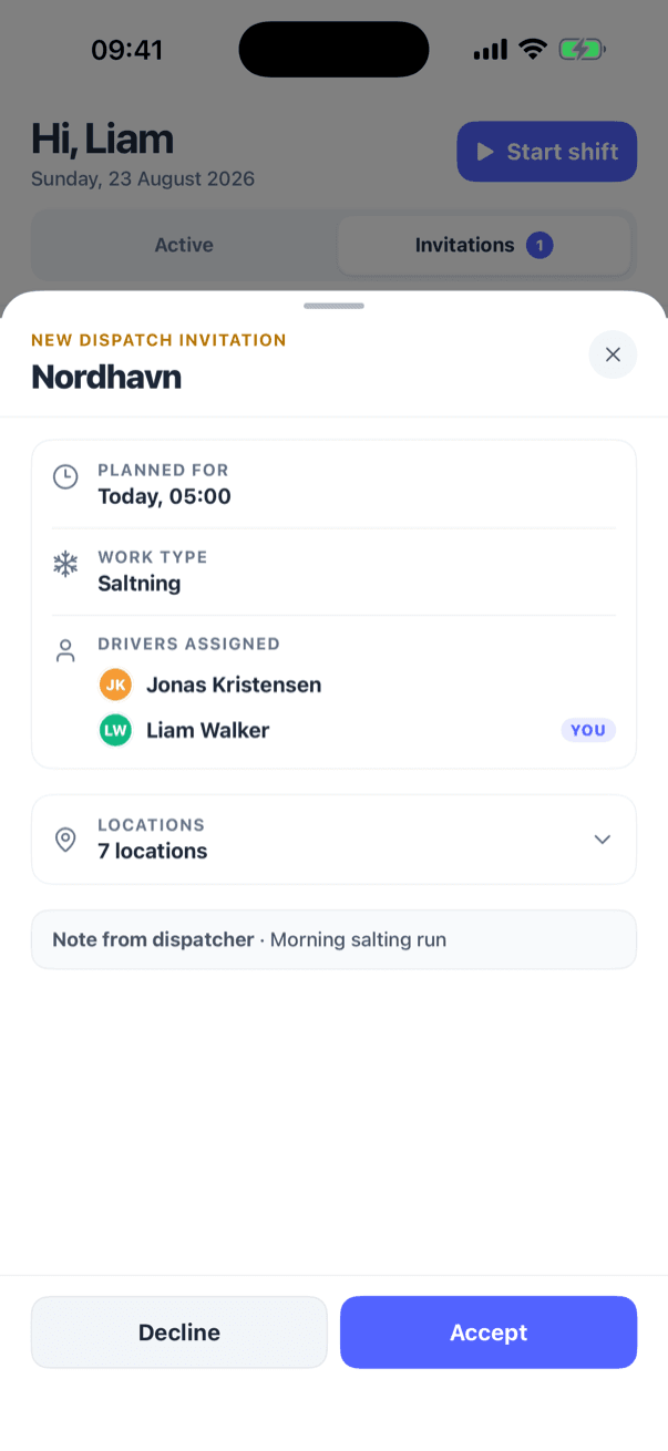 En udkaldsinvitation i SnowManager-appen med Acceptér og Afvis